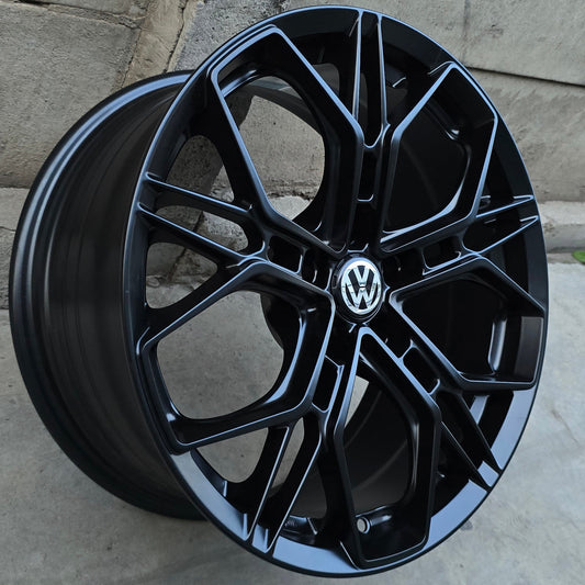 SET DE 4 LLANTAS VOLKSWAGEN *. Aro 18 - 5x112. Color Negro. (TCFP01)