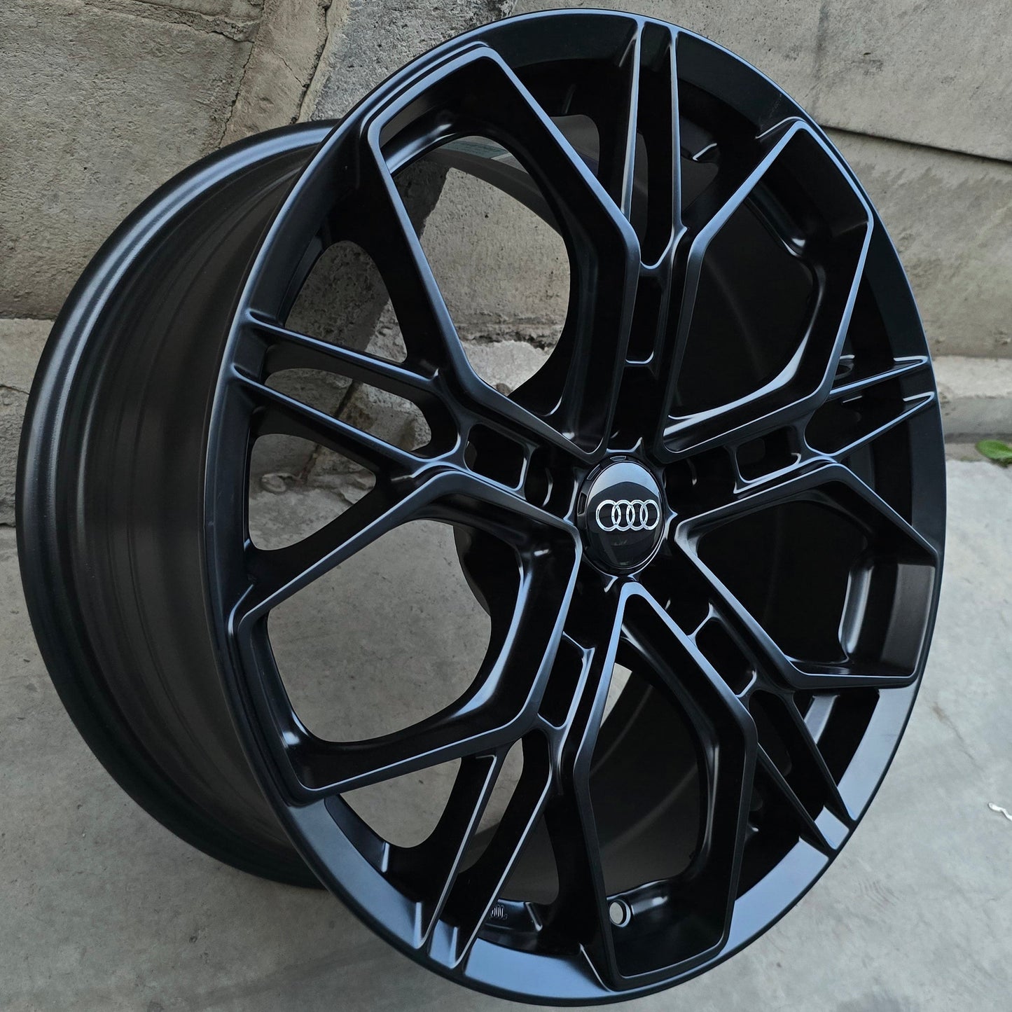 SET DE 4 LLANTAS AUDI *. Aro 18 - 5x112. Color Negro. (TCFP01)