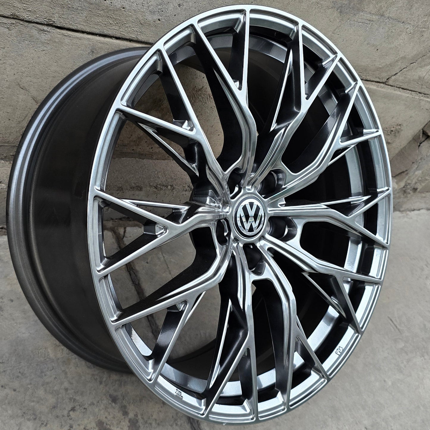 SET DE 4 LLANTAS VOLKSWAGEN*. Aro 19 - 5x112. Color Grafito Metalizado. (H3243F)