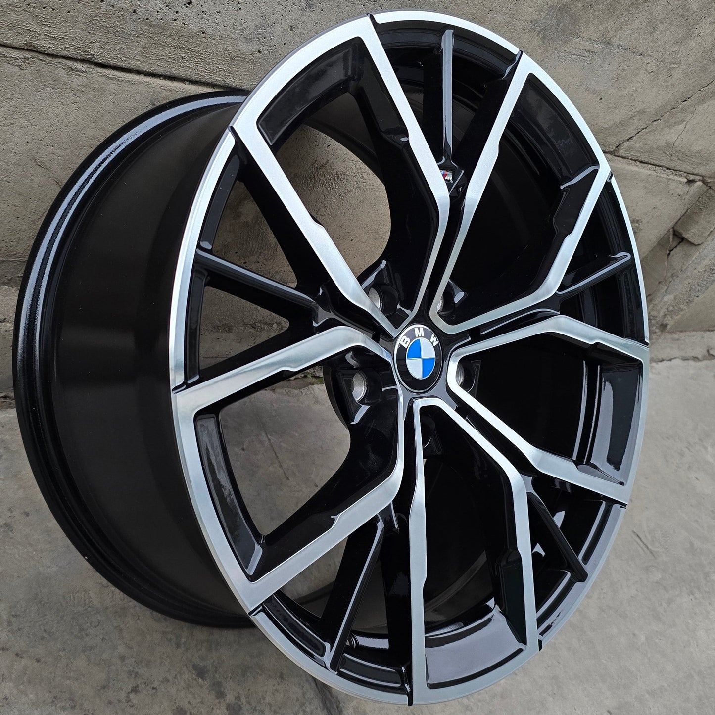 SET DE 4 LLANTAS BMW   . Aro 19 - 5x120. Color Cromado Fondo Negro. (H3010F)