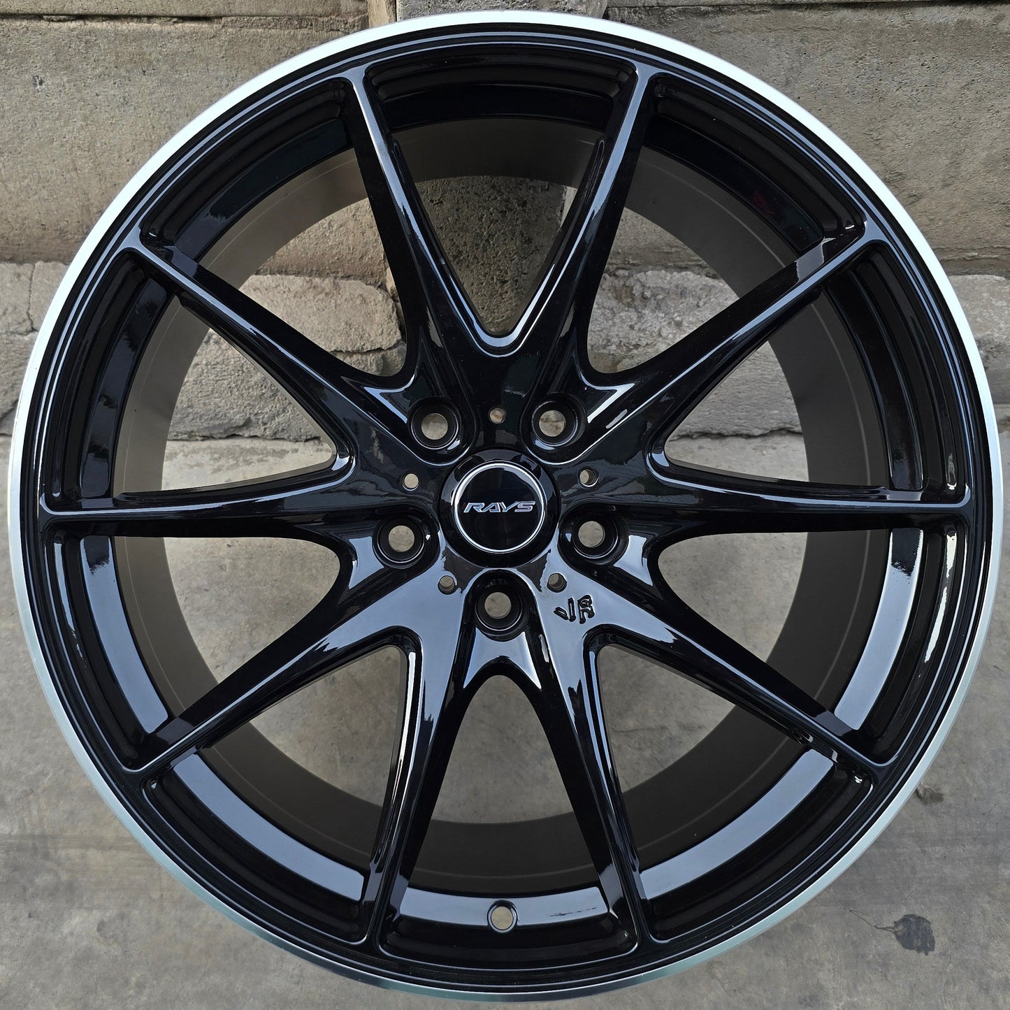 SET DE 4 LLANTAS RAYS VR. Aro 18 - 5x114. Color Negro linea cromada. (RAYSVR)