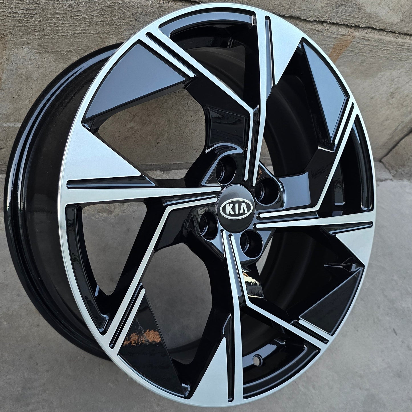 SET DE 4 LLANTAS KIA MODELO. Aro 17 - 4x100. Color Cromado Fondo Negro (426)