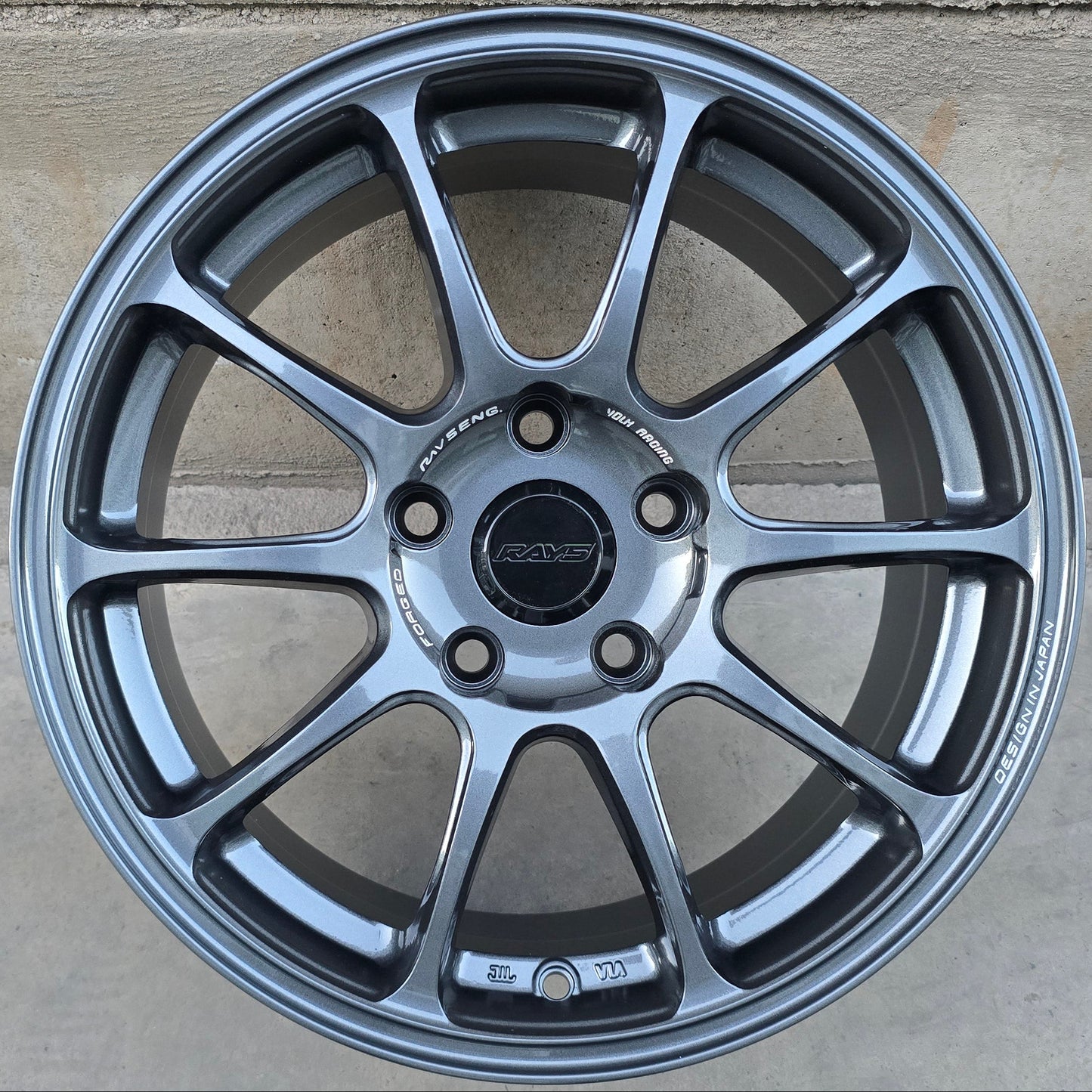 SET DE 4 LLANTAS RAYS ZE40. Aro 16 - 5x114. Color Grafito. (FF13)