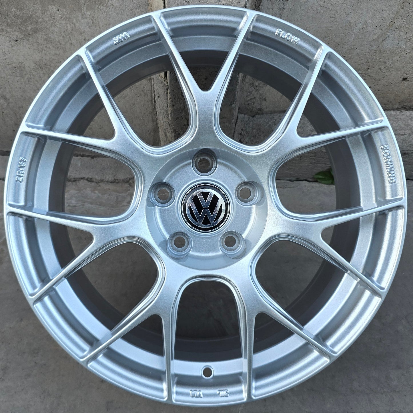 SET DE 4 LLANTAS VOLKSWAGEN *. Aro 17 - 5x112. Color Plateado. (ZR-V7)