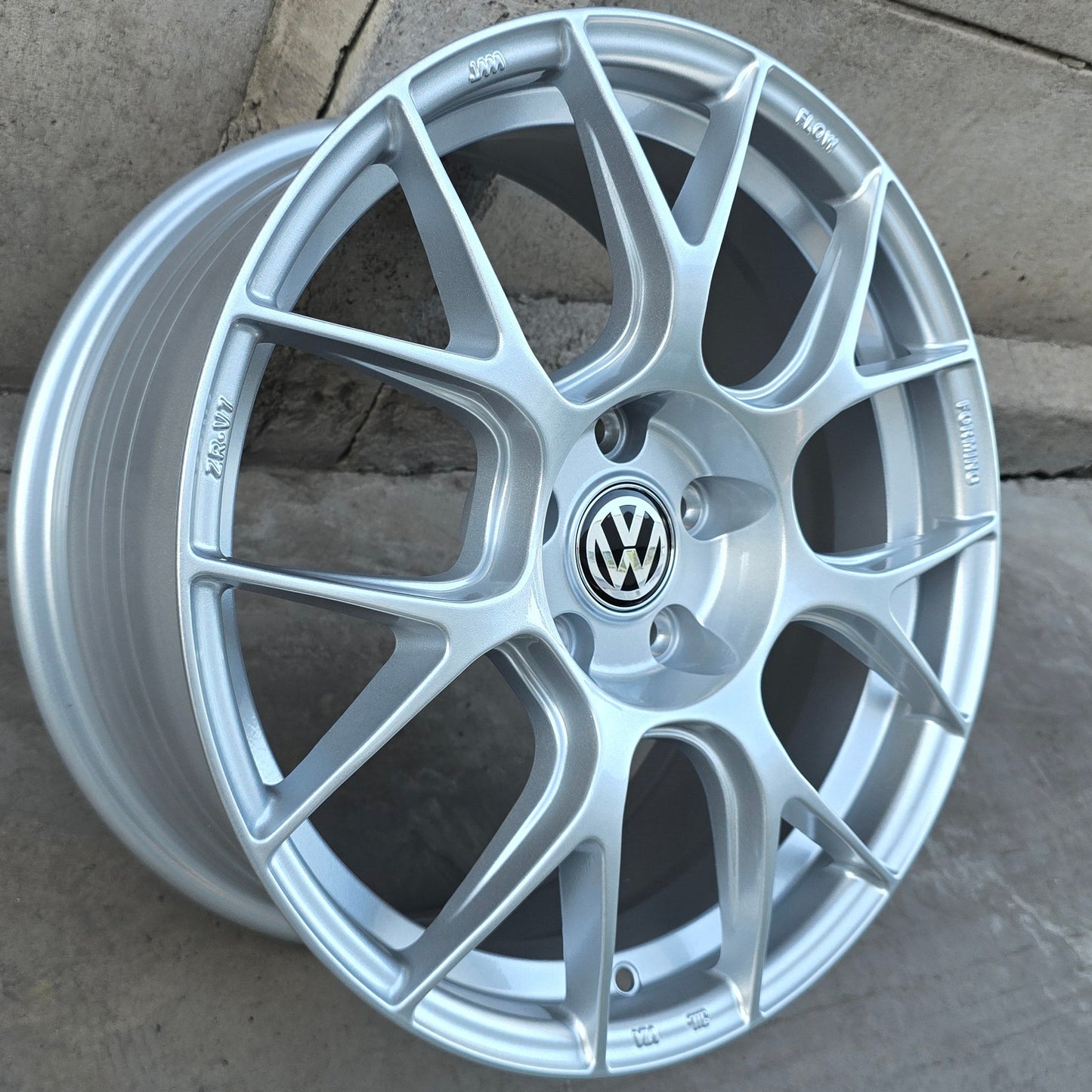 SET DE 4 LLANTAS VOLKSWAGEN *. Aro 17 - 5x112. Color Plateado. (ZR-V7)