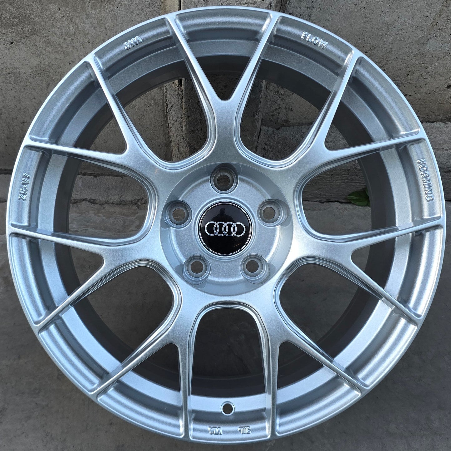 SET DE 4 LLANTAS AUDI *. Aro 17 - 5x112. Color Plateado. (ZR-V7)