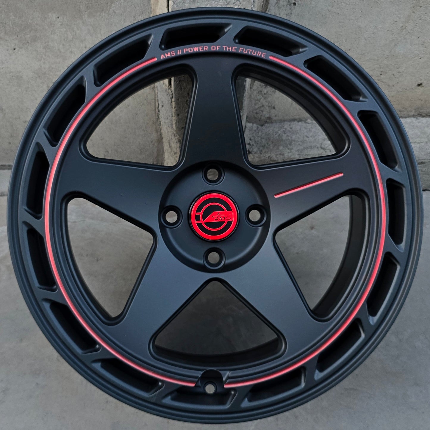 SET DE 4 LLANTAS Color Negro Linea Roja. Aro 17 - 4x108. (5305)