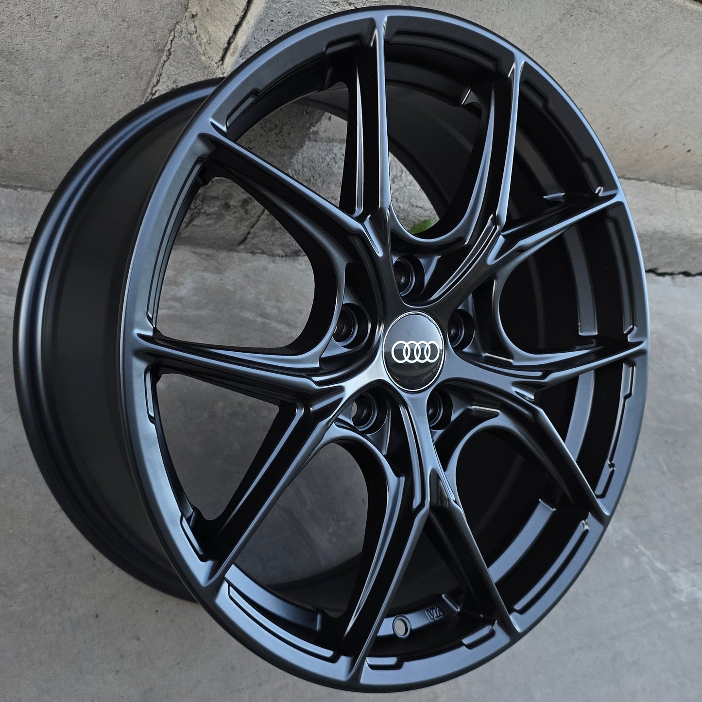 SET DE 4 LLANTAS AUDI * COLOR Negro. Aro 17 - 5x112 (ZR18)
