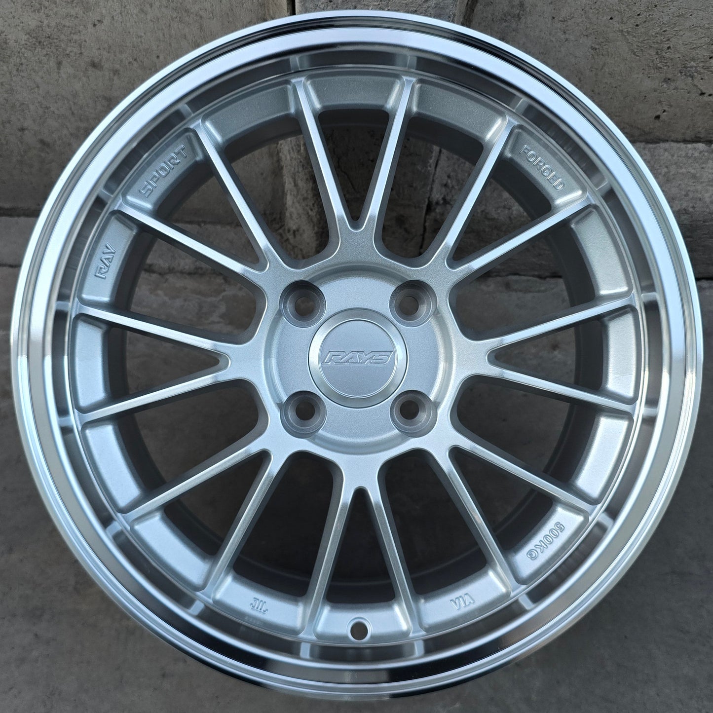 SET DE 4 LLANTAS RAYS. Aro 15 - 4x100. Color Plateado. (RGW1365)