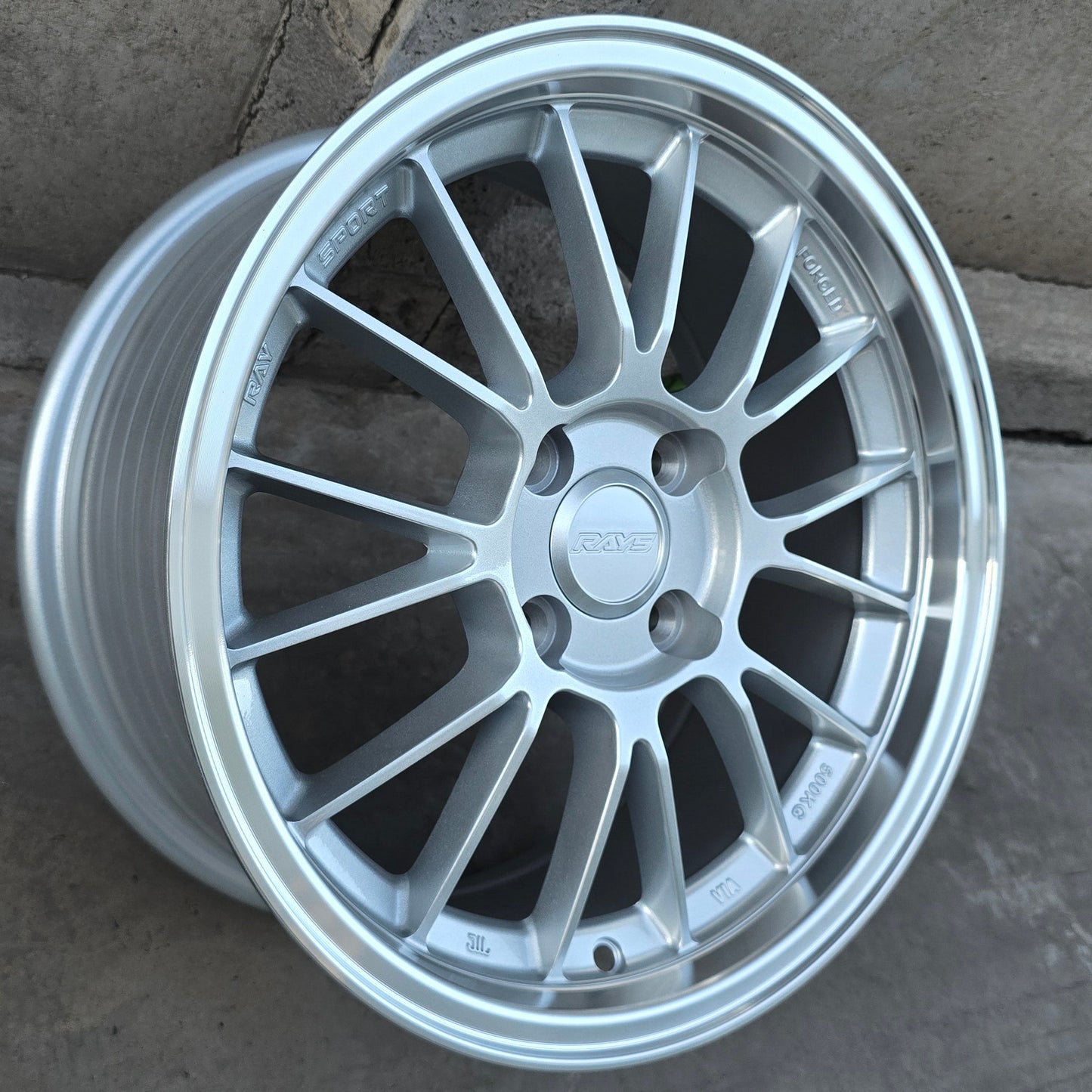 SET DE 4 LLANTAS RAYS. Aro 15 - 4x100. Color Plateado. (RGW1365)