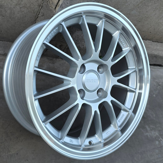 SET DE 4 LLANTAS RAYS. Aro 15 - 4x100. Color Plateado. (RGW1365)