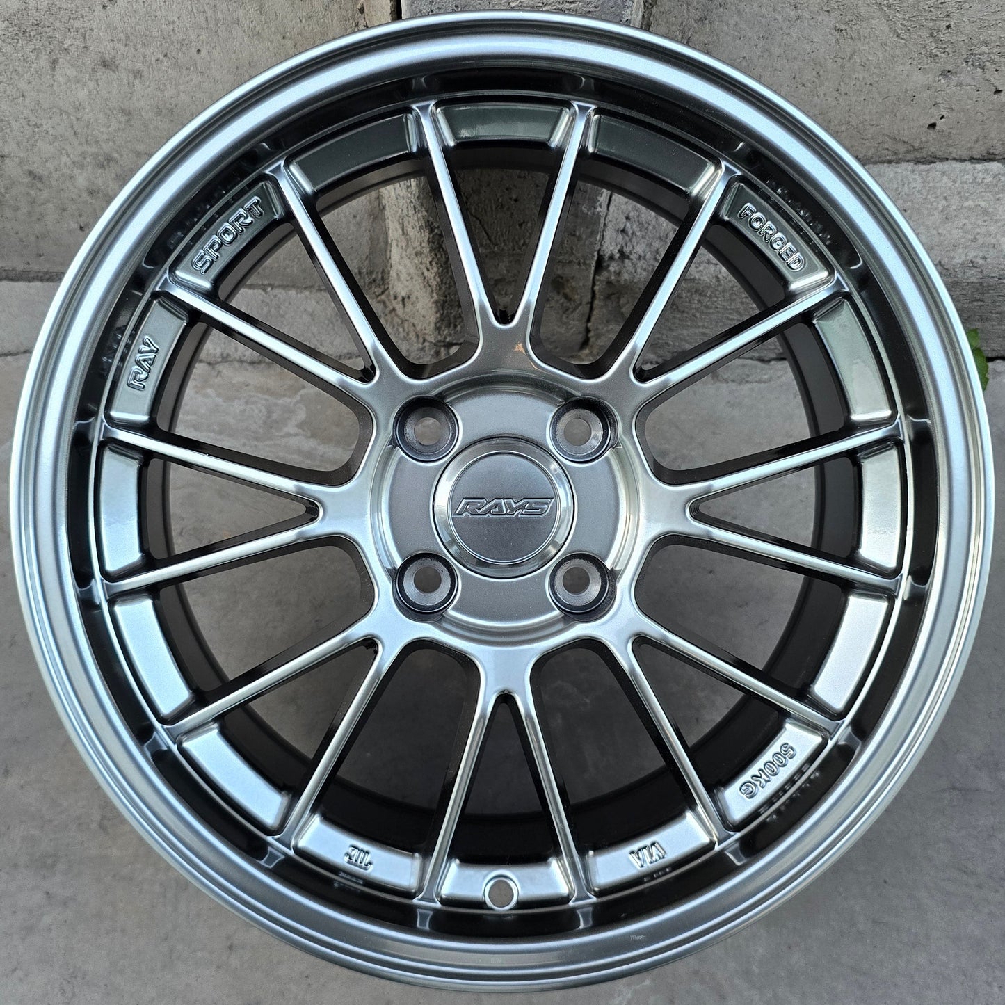 SET DE 4 LLANTAS RAYS. Aro 15 - 4x100. Color Grafito Metalizado. (RGW1365)