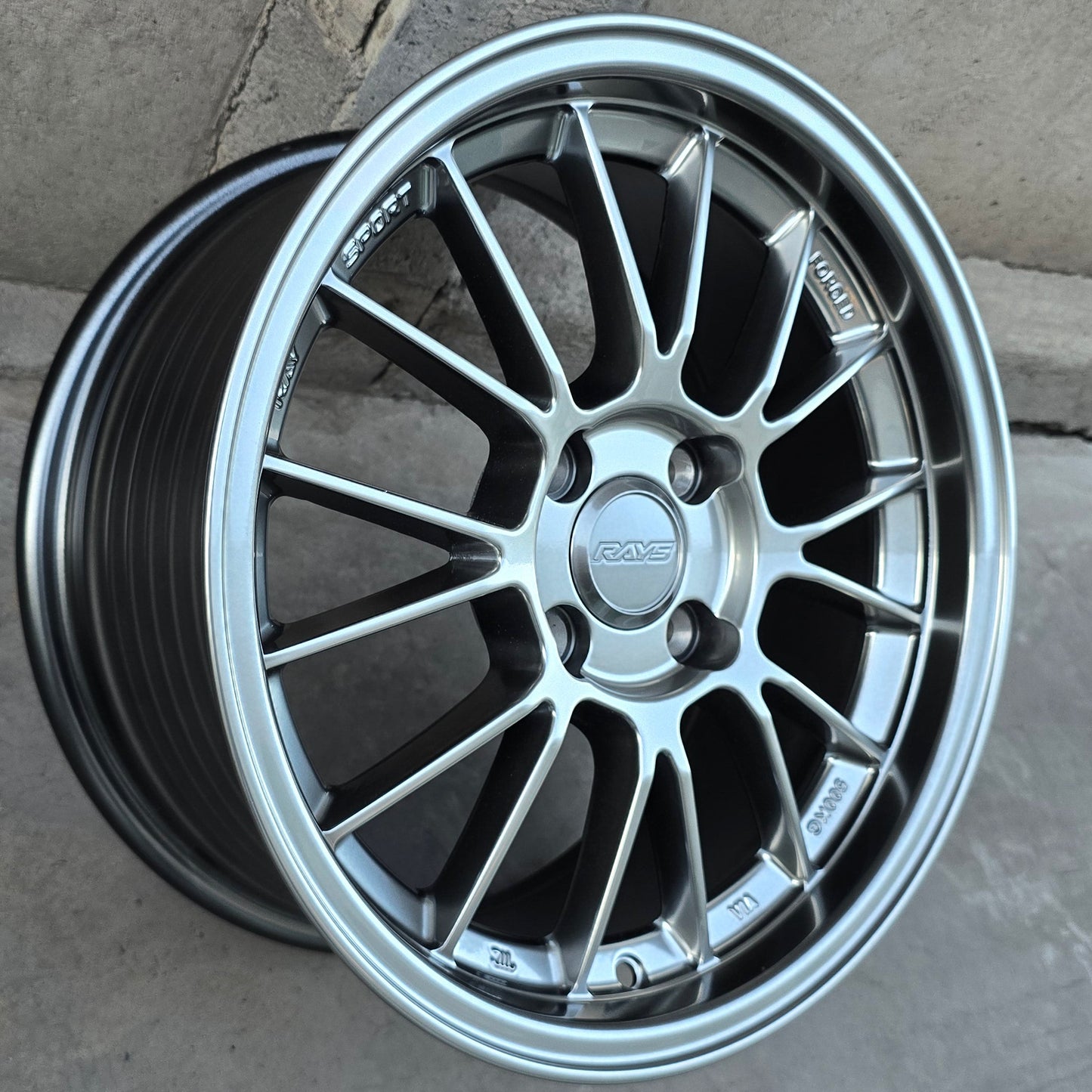 SET DE 4 LLANTAS RAYS. Aro 15 - 4x100. Color Grafito Metalizado. (RGW1365)