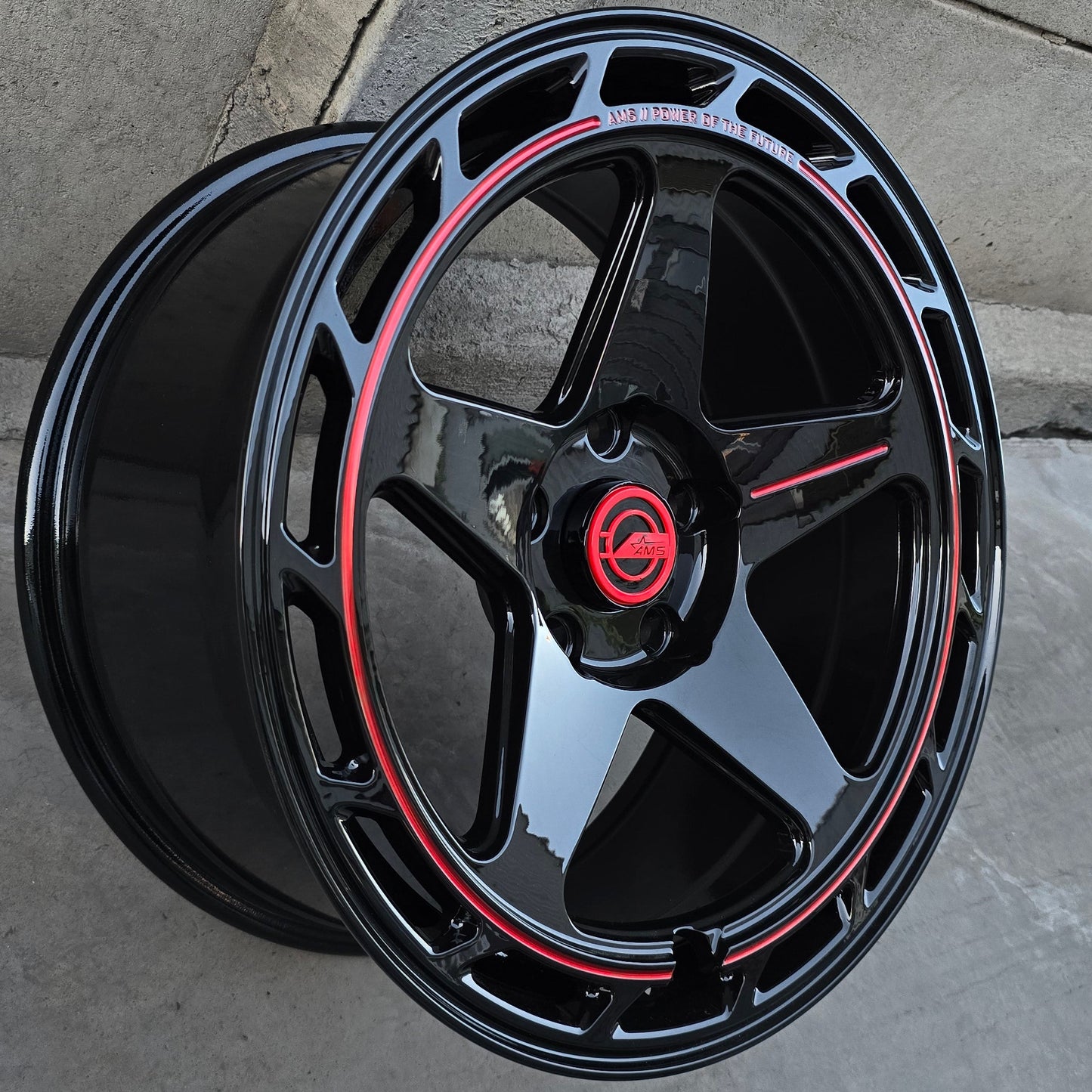 SET DE 4 LLANTAS Color Negro linea Roja. Aro 17 - 5x114. Doble Apernadura. (305)
