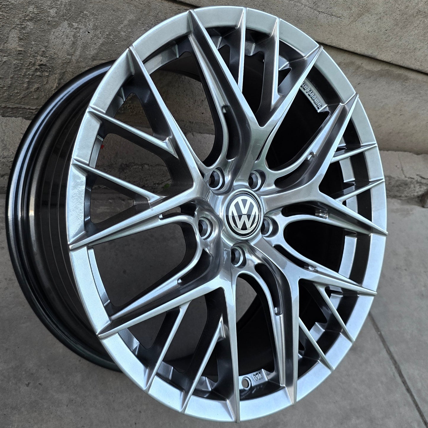 SET DE 4 LLANTAS VOLKSWAGEN * COLOR Grafito Metalizado. Aro 18 - 5x112 (RGW029FF)