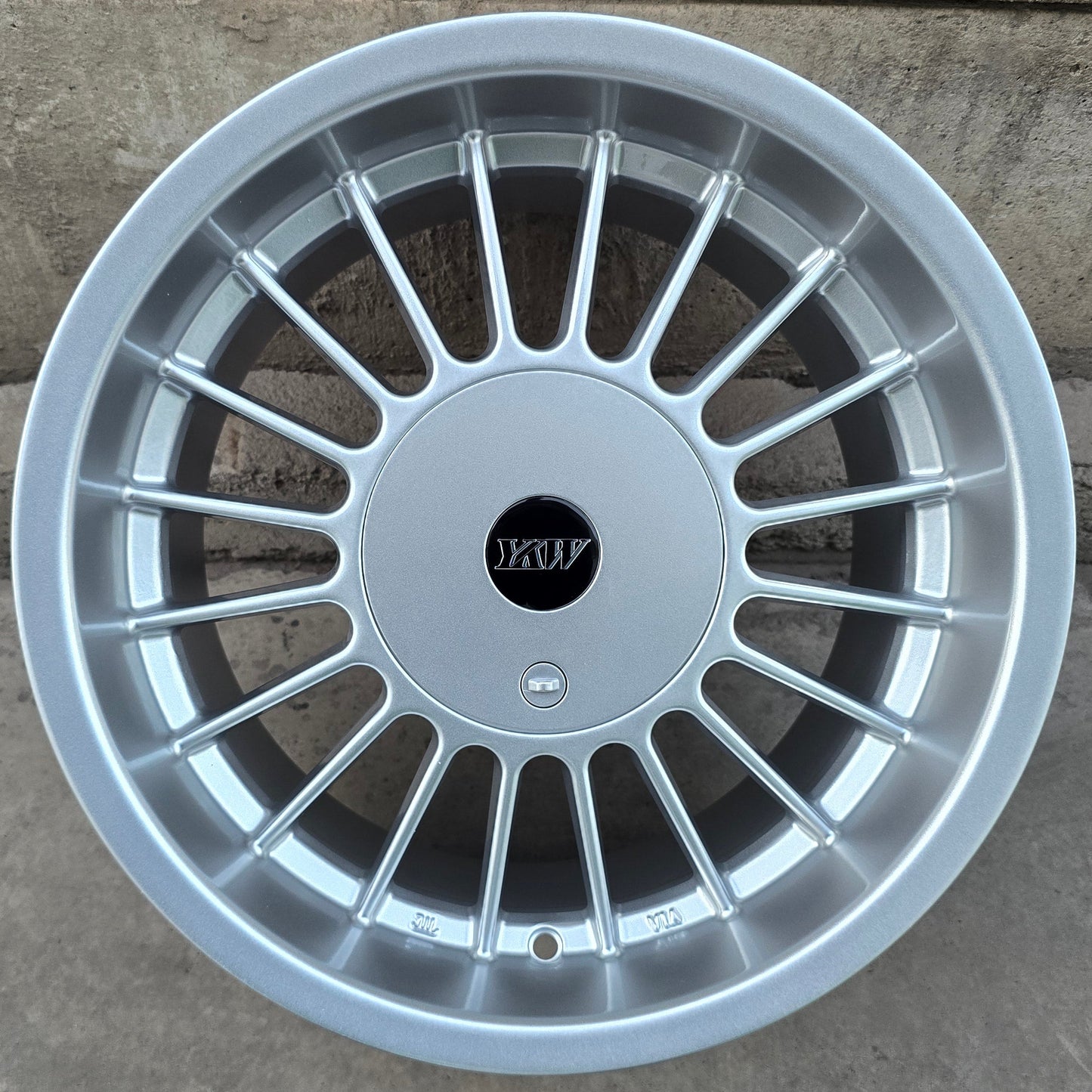 SET DE 4 LLANTAS ALPINA. Aro 15 - 4x100, 5x100. Doble Apernadura. Color Plateado. (YKW5674)