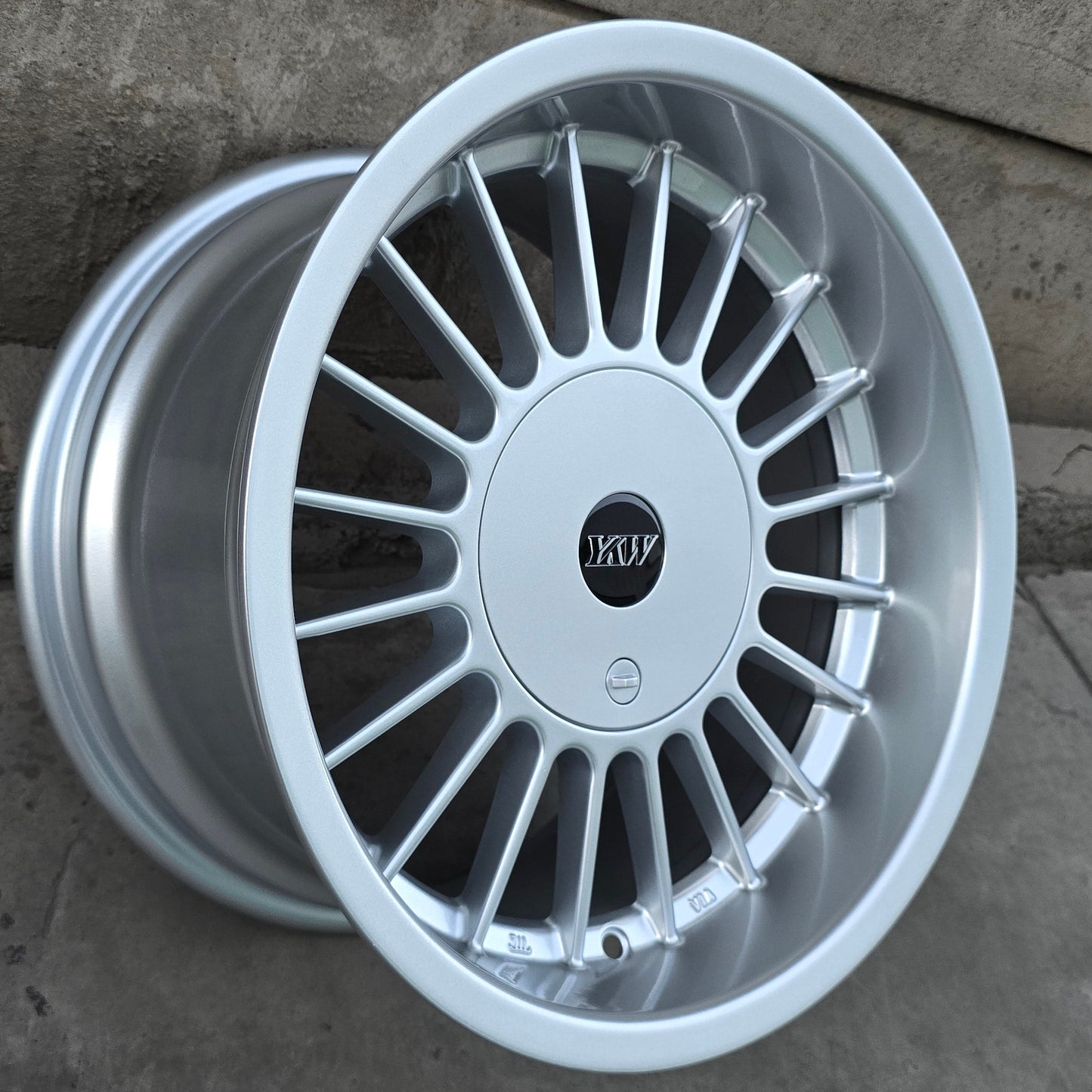 SET DE 4 LLANTAS ALPINA. Aro 15 - 4x100, 5x100. Doble Apernadura. Color Plateado. (YKW5674)