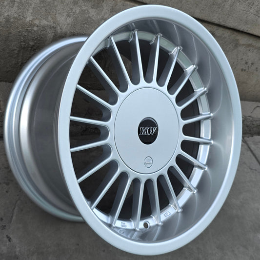 SET DE 4 LLANTAS ALPINA. Aro 15 - 4x100, 5x100. Doble Apernadura. Color Plateado. (YKW5674)