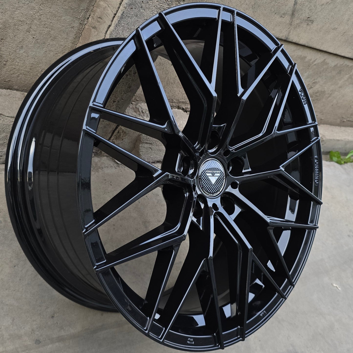 SET DE 4 LLANTAS Color Negro. Aro 18 - 5x114 (RGWG16FF)