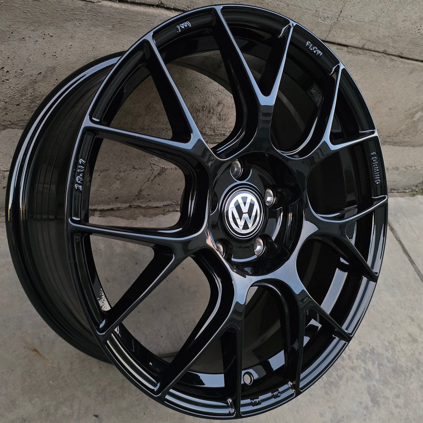 SET DE 4 LLANTAS VOLKSWAGEN *. Aro 17 - 5x112. Color Negro. (ZR-V7)