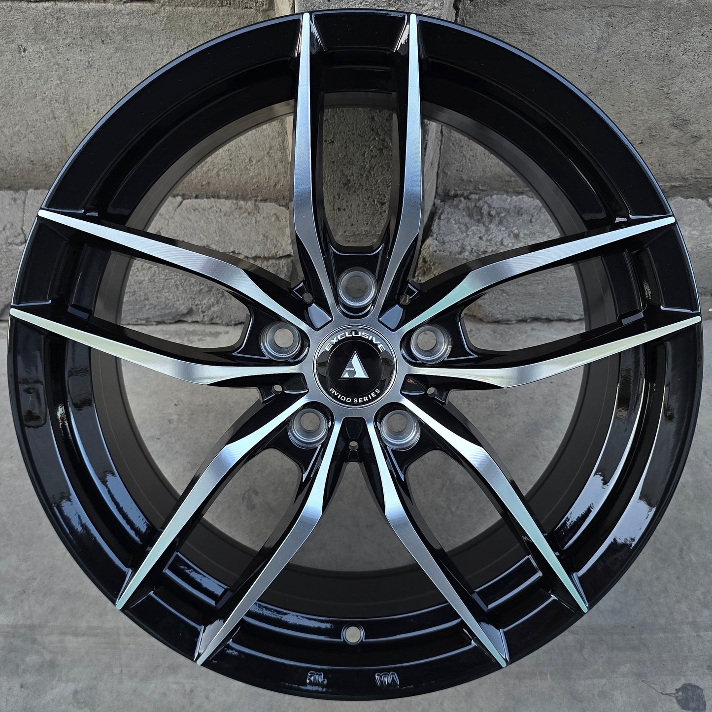SET DE 4 LLANTAS Color Cromado Fondo Negro. Aro 17- 5x114. (5358)