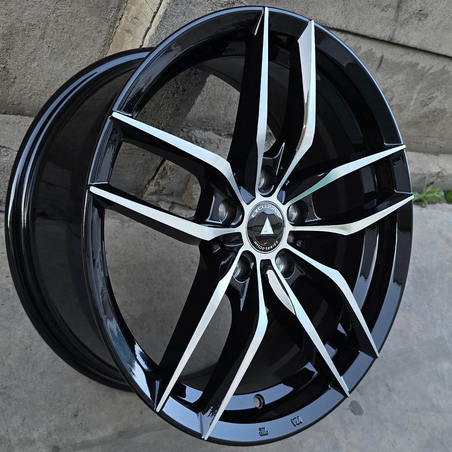 SET DE 4 LLANTAS Color Cromado Fondo Negro. Aro 17- 5x114. (5358)