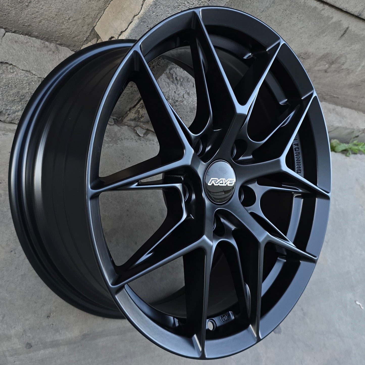 SET DE 4 LLANTAS RAYS Color Negro. Aro 16 - 5x114. Color Negro Mate. (ORIGAMI)