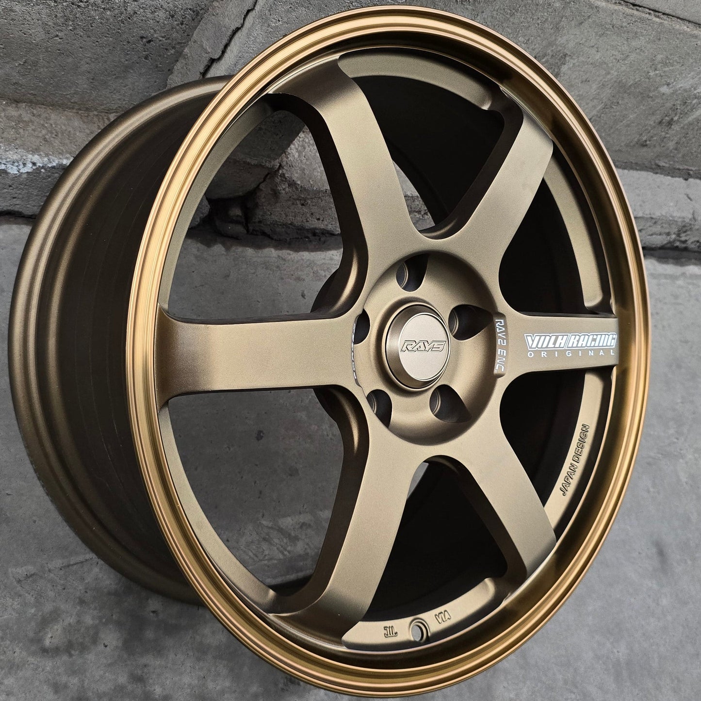 SET DE 4 LLANTAS VOLK TE37. Aro 18 - 5x114. Color Bronce .(RGW032FF)