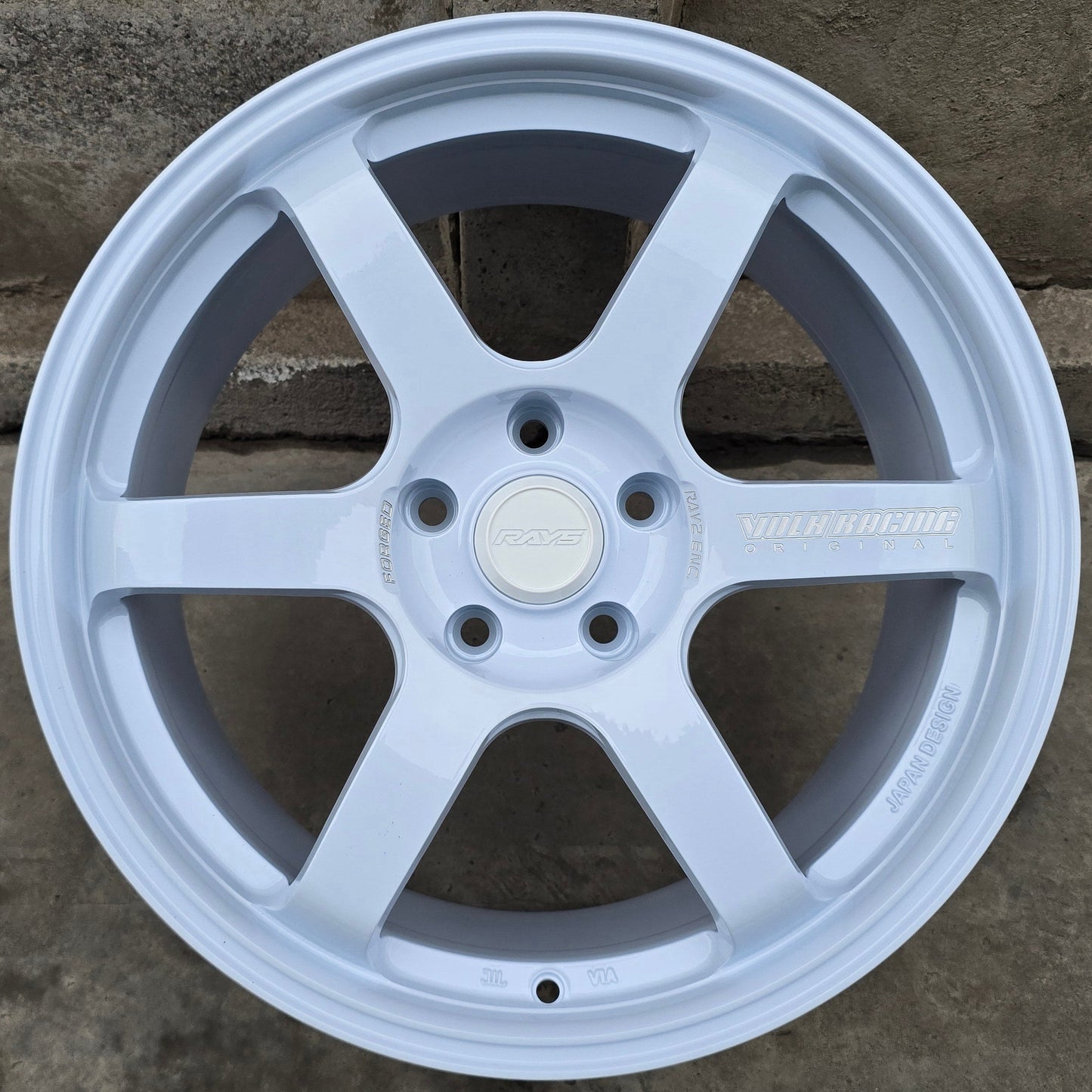 SET DE 4 LLANTAS VOLK TE37. Aro 18 - 5x114. Color Blanco .(RGW032FF)