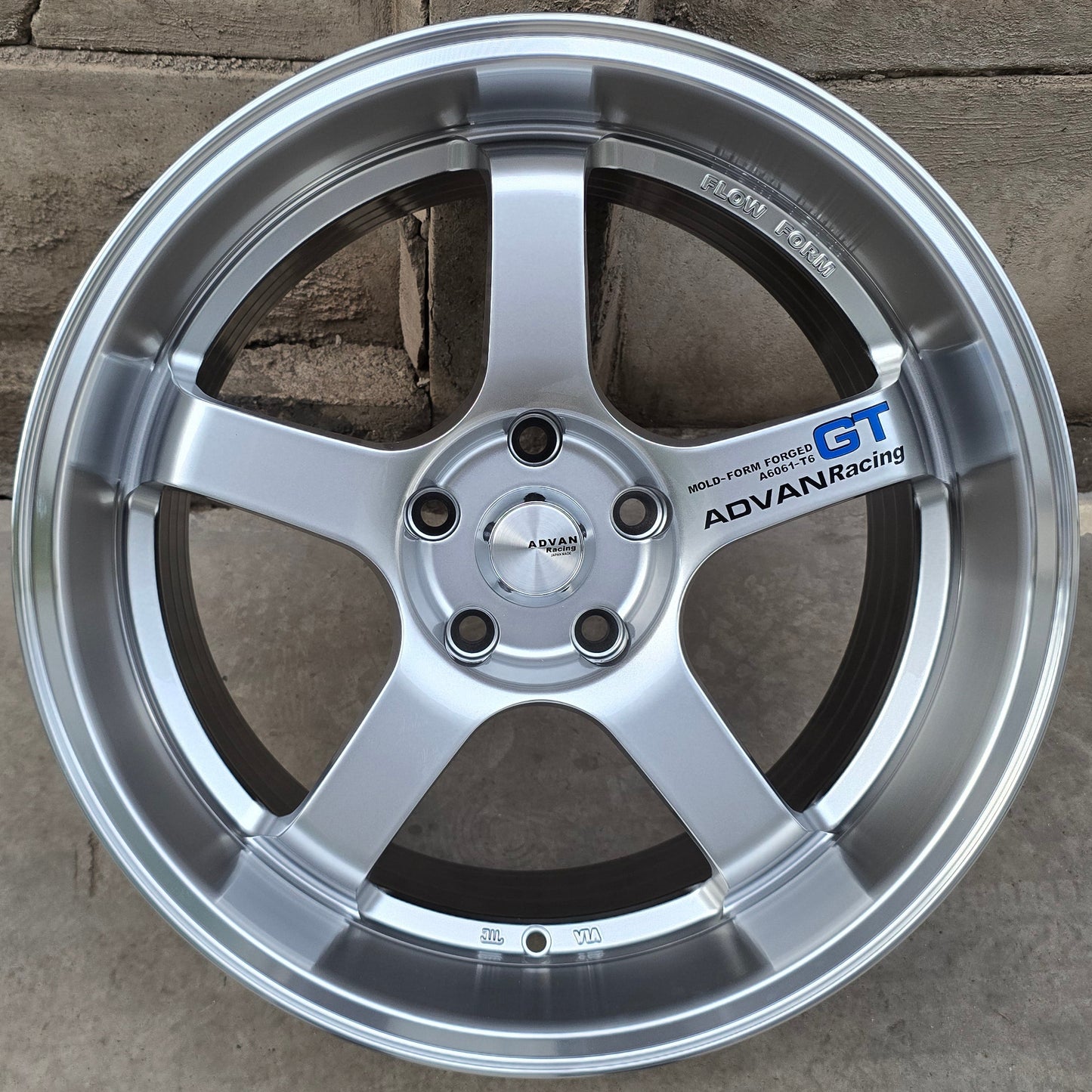 SET DE 4 LLANTAS ADVAN GT. Aro 18 - 5x114. Color Grafito Metalizado. (512)