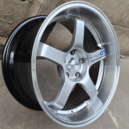 SET DE 4 LLANTAS ADVAN GT. Aro 18 - 5x114. Color Grafito Metalizado. (512)