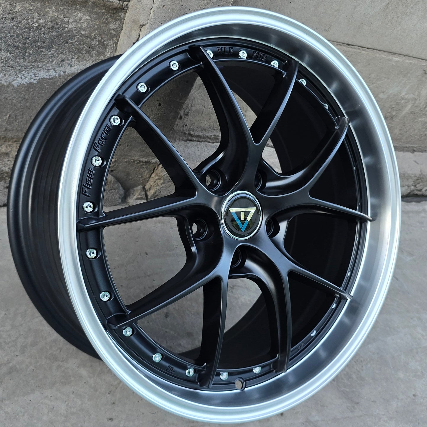 SET DE 4 LLANTAS Color Negro Aro Cromado. Aro 18 - 5x112 (VLF-P06)