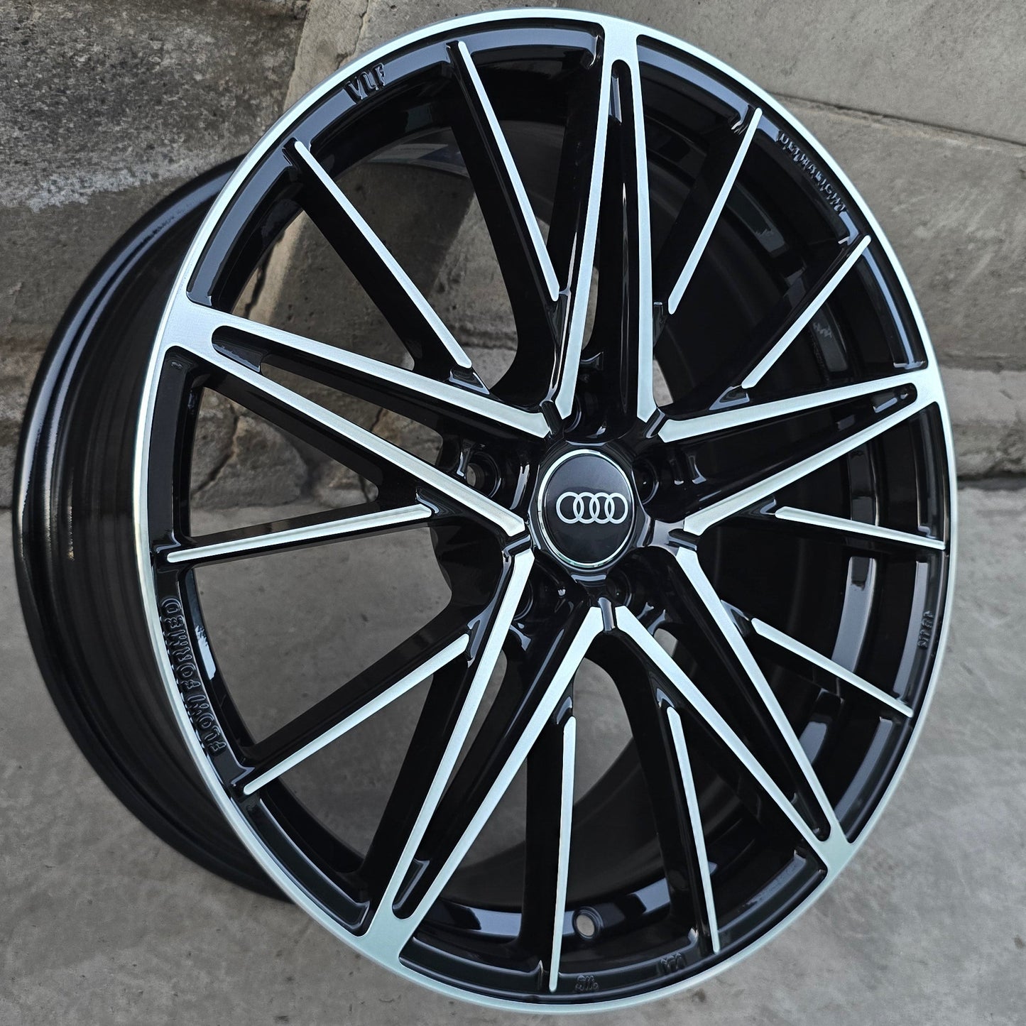 SET DE 4 LLANTAS AUDI *. Aro 18 - 5x112. Color Cromado Fondo Negro. (VLF17)