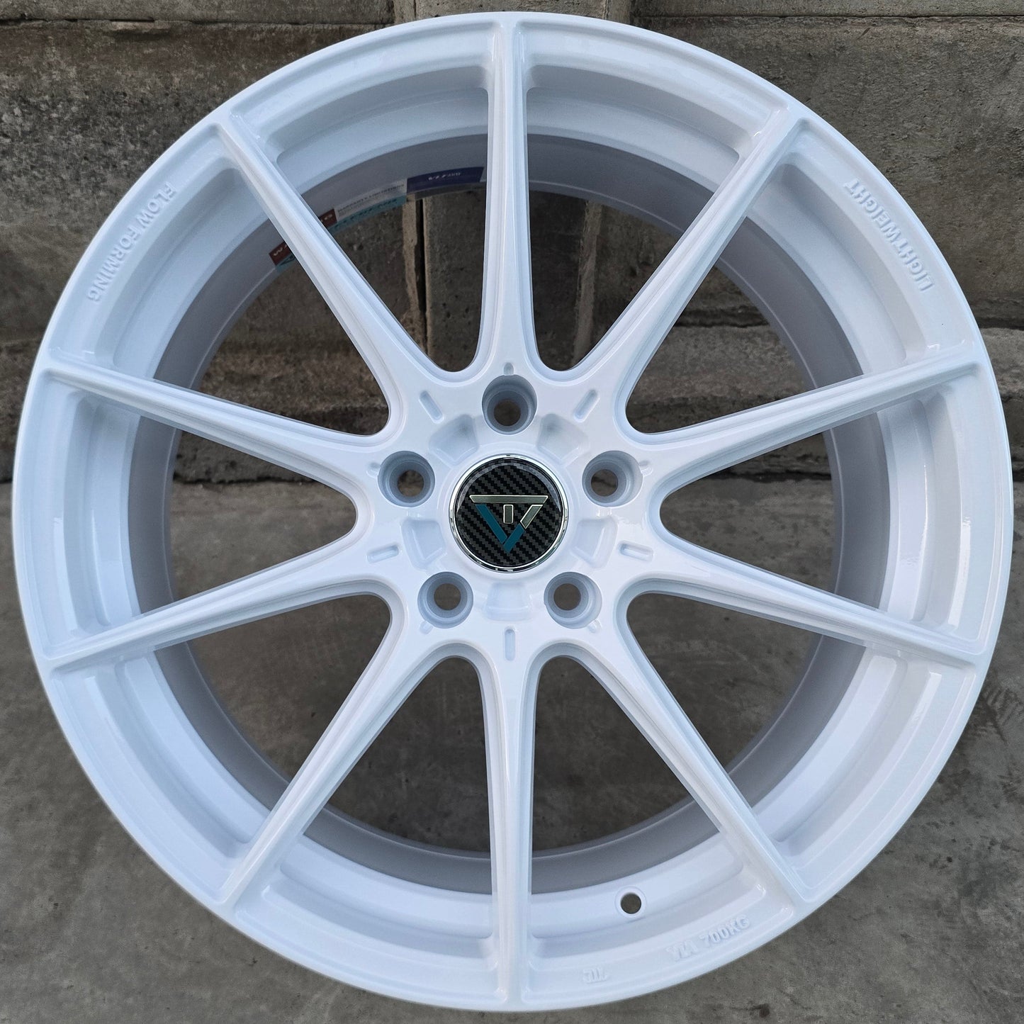 SET DE 4 LLANTAS Color Blanco. Aro 18 - 5x114 (VLF02)