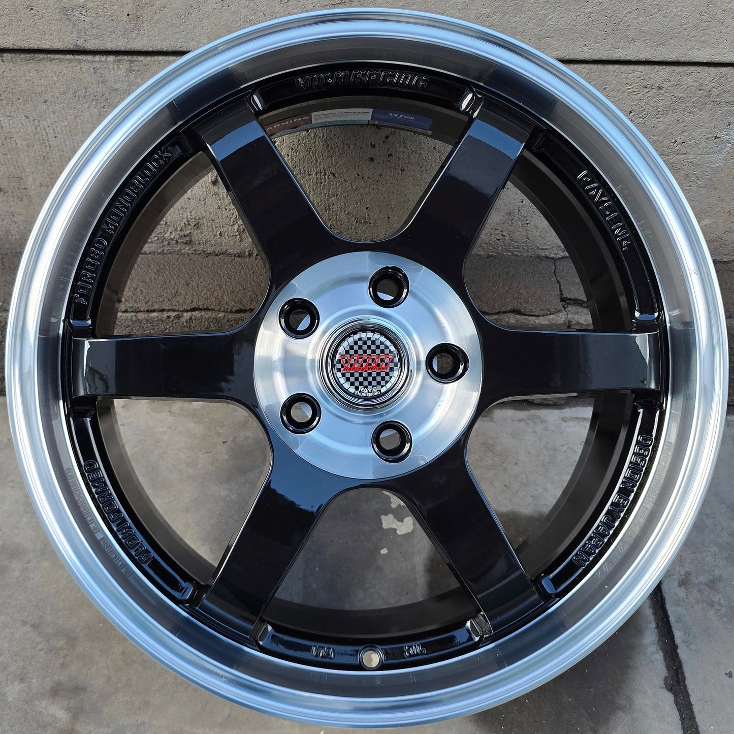 SET DE 4 LLANTAS VOLK TE37. Negro Brillante Aro Cromado. Aro 17- 5x114. (VLF08)