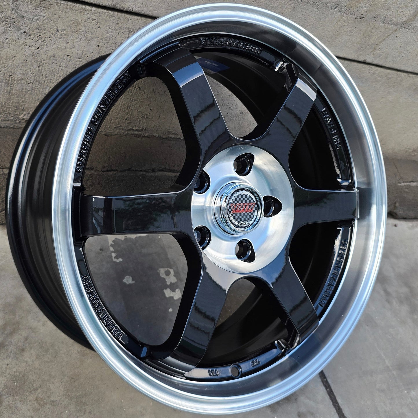 SET DE 4 LLANTAS VOLK TE37. Negro Brillante Aro Cromado. Aro 17- 5x114. (VLF08)