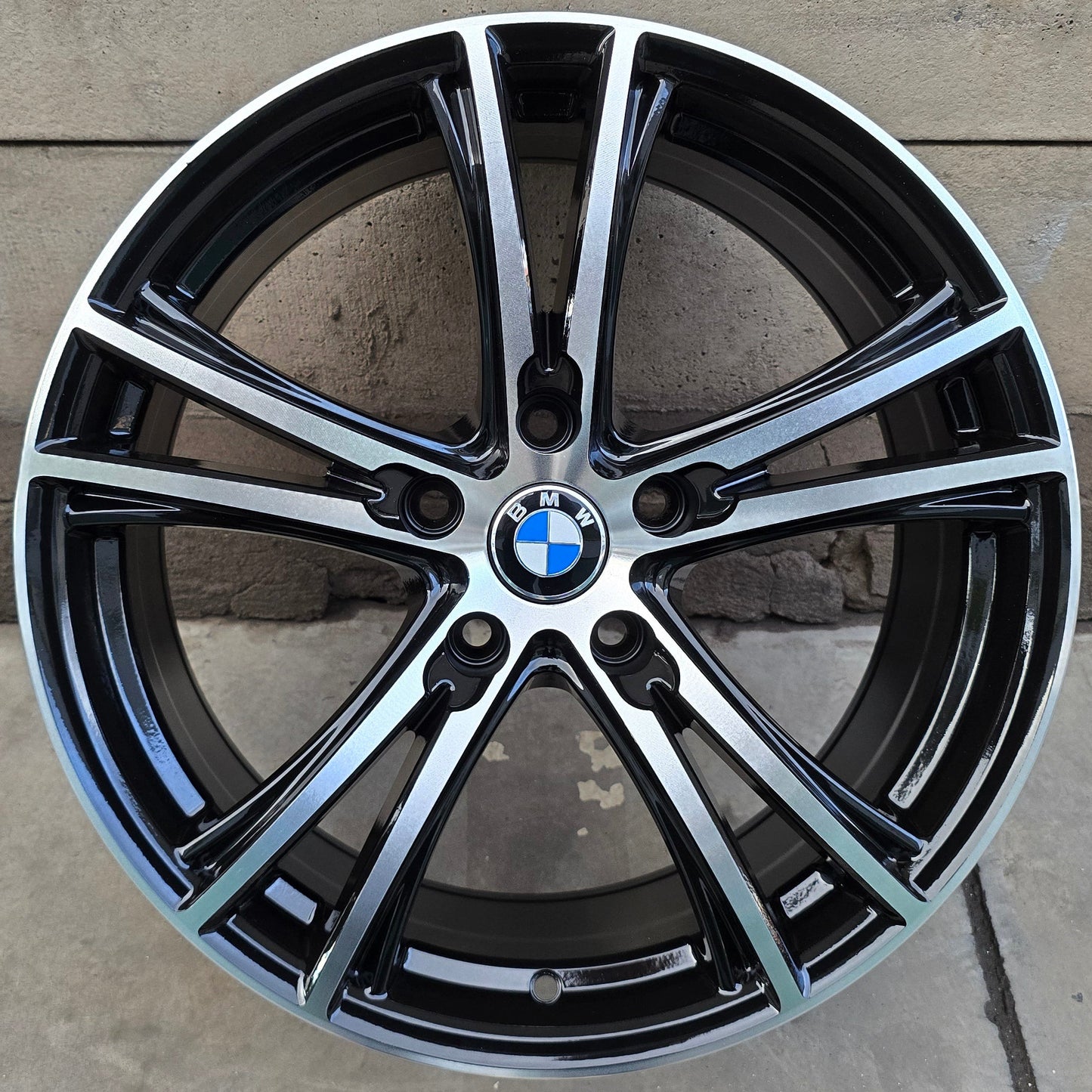 SET DE 4 LLANTAS BMW. Aro 18 - 5x120. Color Cromado Fondo Negro. (G599)