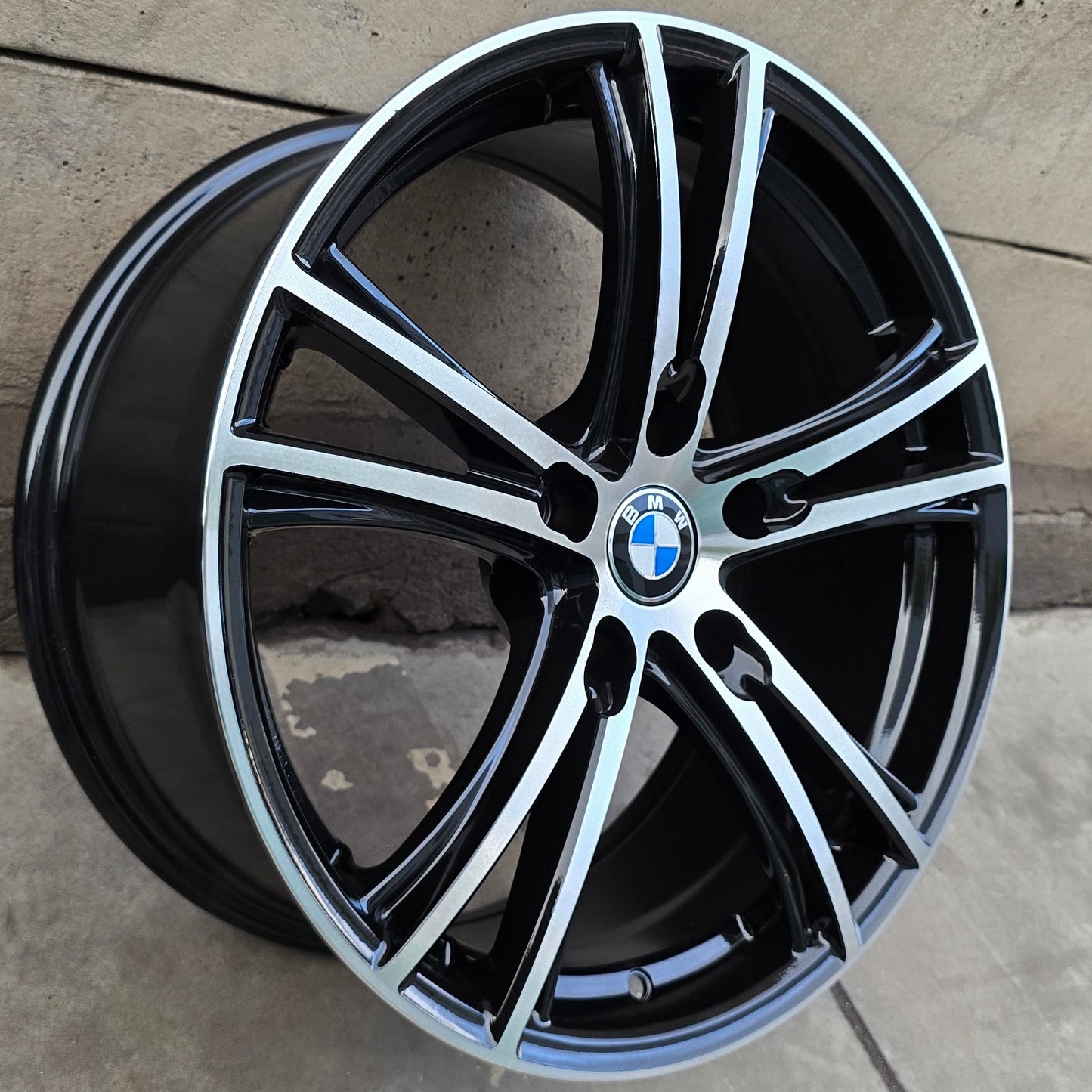 SET DE 4 LLANTAS BMW. Aro 18 - 5x120. Color Cromado Fondo Negro. (G599)