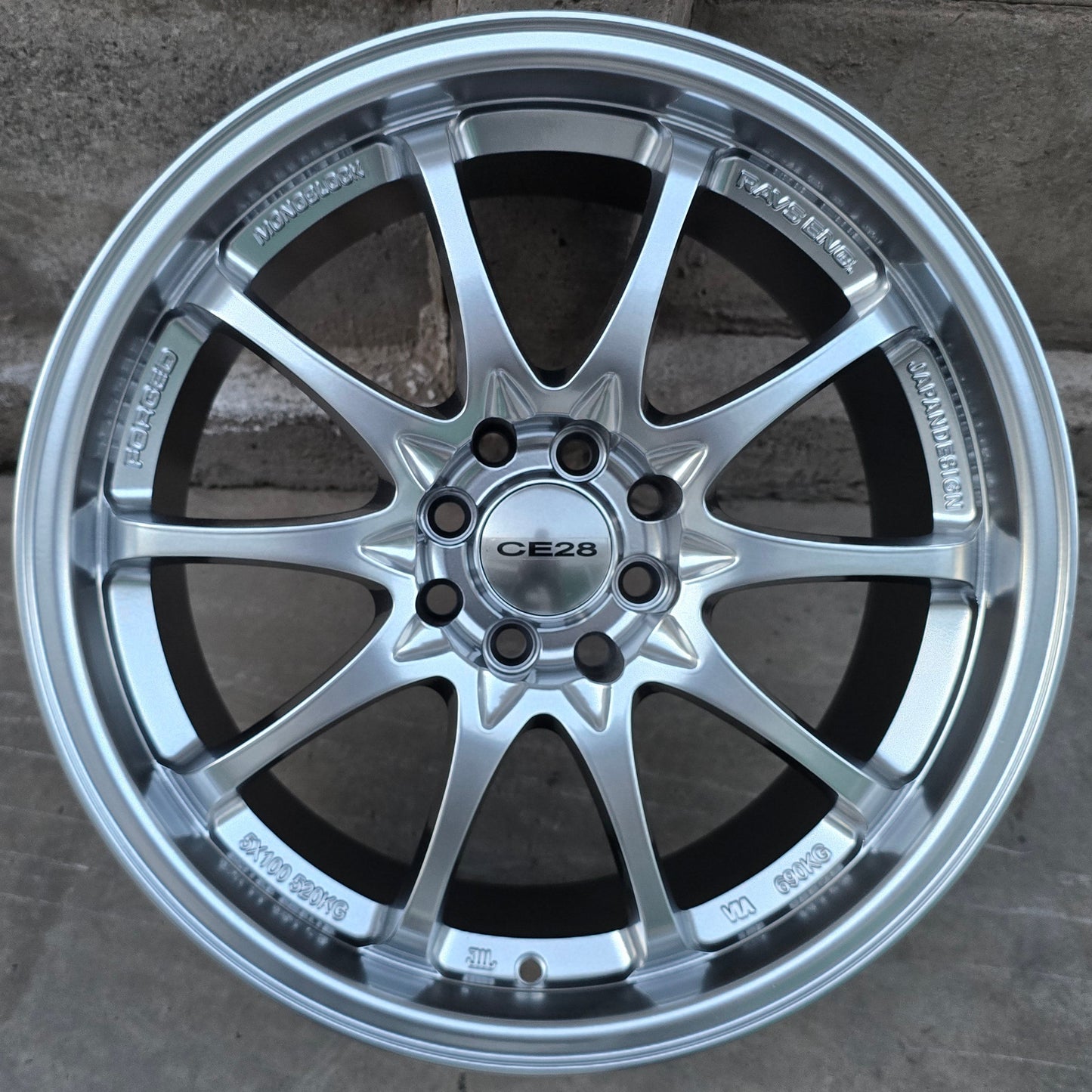 SET DE 4 LLANTAS VOLK CE28. Aro 17 - 4x100, 4x114. Doble Apernadura. Color Grafito Metalizado. (TY28)