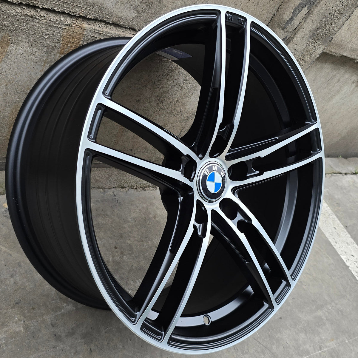 SET DE 4 LLANTAS BMW *. Aro 18 - 5x112. Color Cromado Fondo Negro. (VLF01)