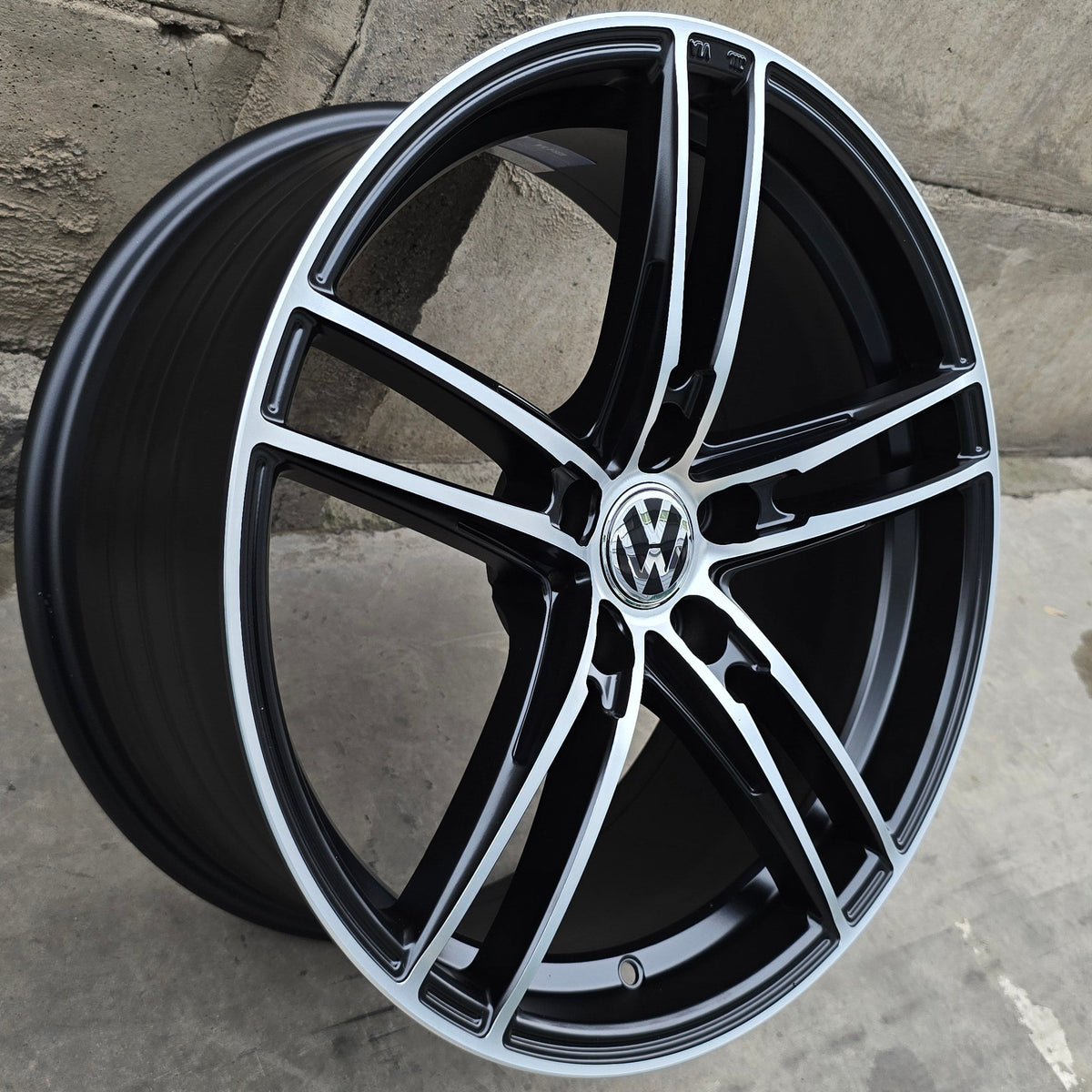 SET DE 4 LLANTAS VOLKSWAGEN *. Aro 18 - 5x112. Color Cromado Fondo Negro. (VLF01)