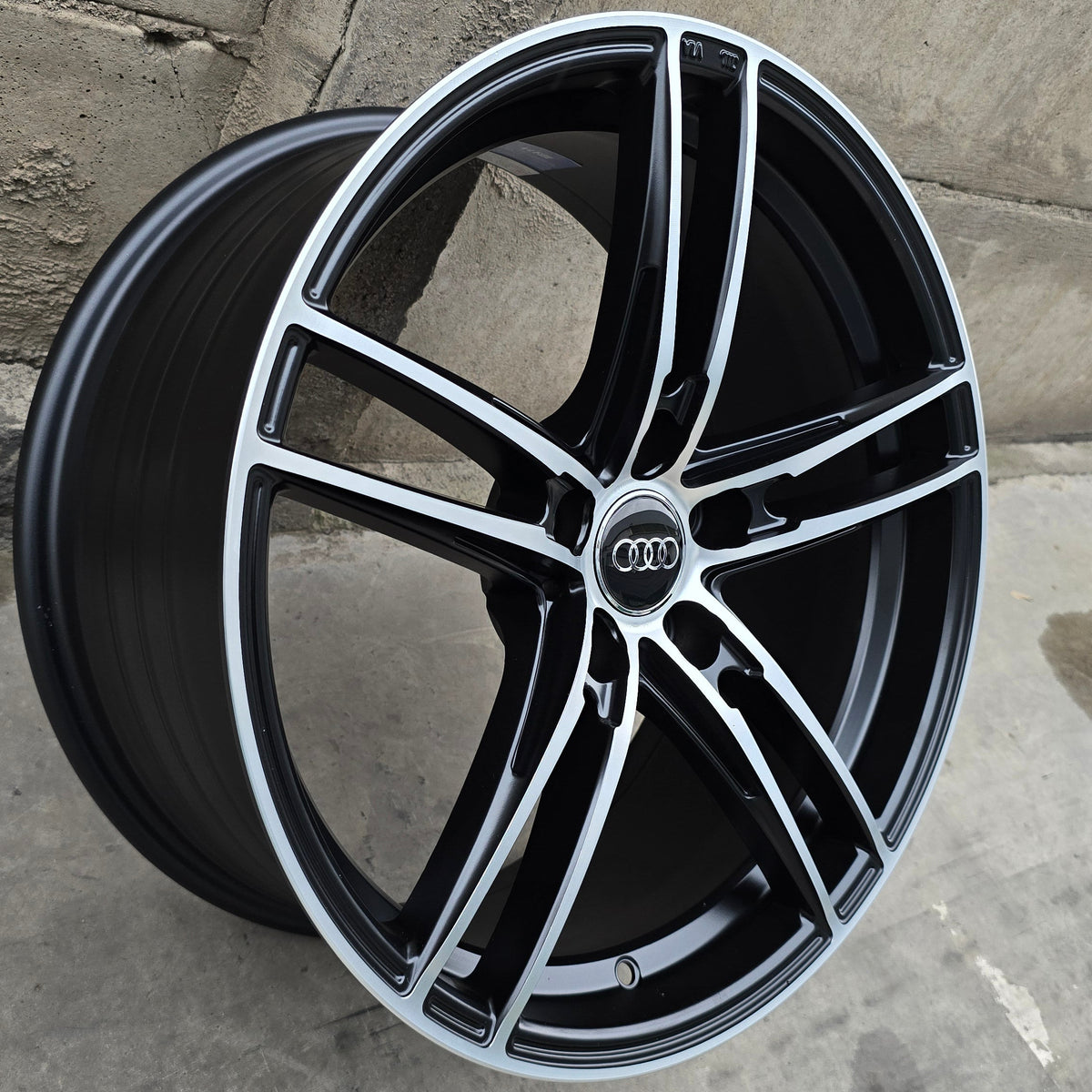 SET DE 4 LLANTAS AUDI *. Aro 18 - 5x112. Color Cromado Fondo Negro. (VLF01)