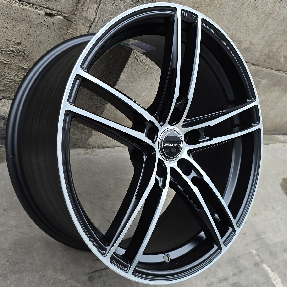 SET DE 4 LLANTAS MERCEDES AMG *. Aro 18 - 5x112. Color Cromado Fondo Negro. (VLF01)