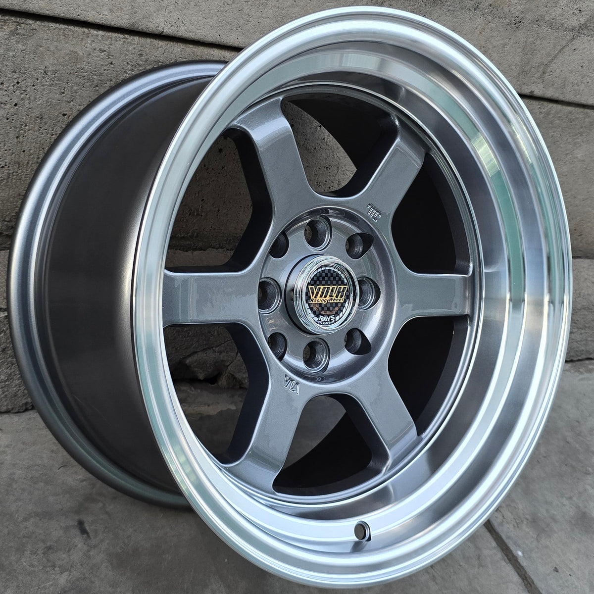 SET DE 4 LLANTAS VOLK TE37. Aro 15 - 4x100, 4x114. Doble Apernadura. Color Grafito Aro Cromado. (60223)