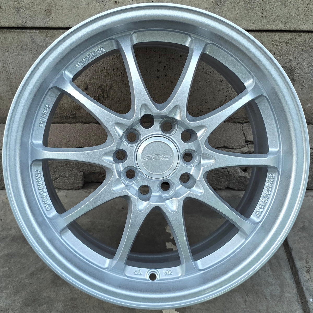 SET DE 4  LLANTAS RAYS. Aro 16 - 5x100, 5x114. Doble Apernadura. Color Plateado. (10843)