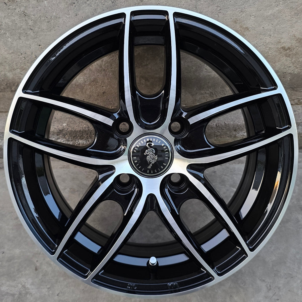 SET DE 4 LLANTAS MODELO 3330. Aro 14-4x108 .Color Cromado Fondo Negro .(3330).