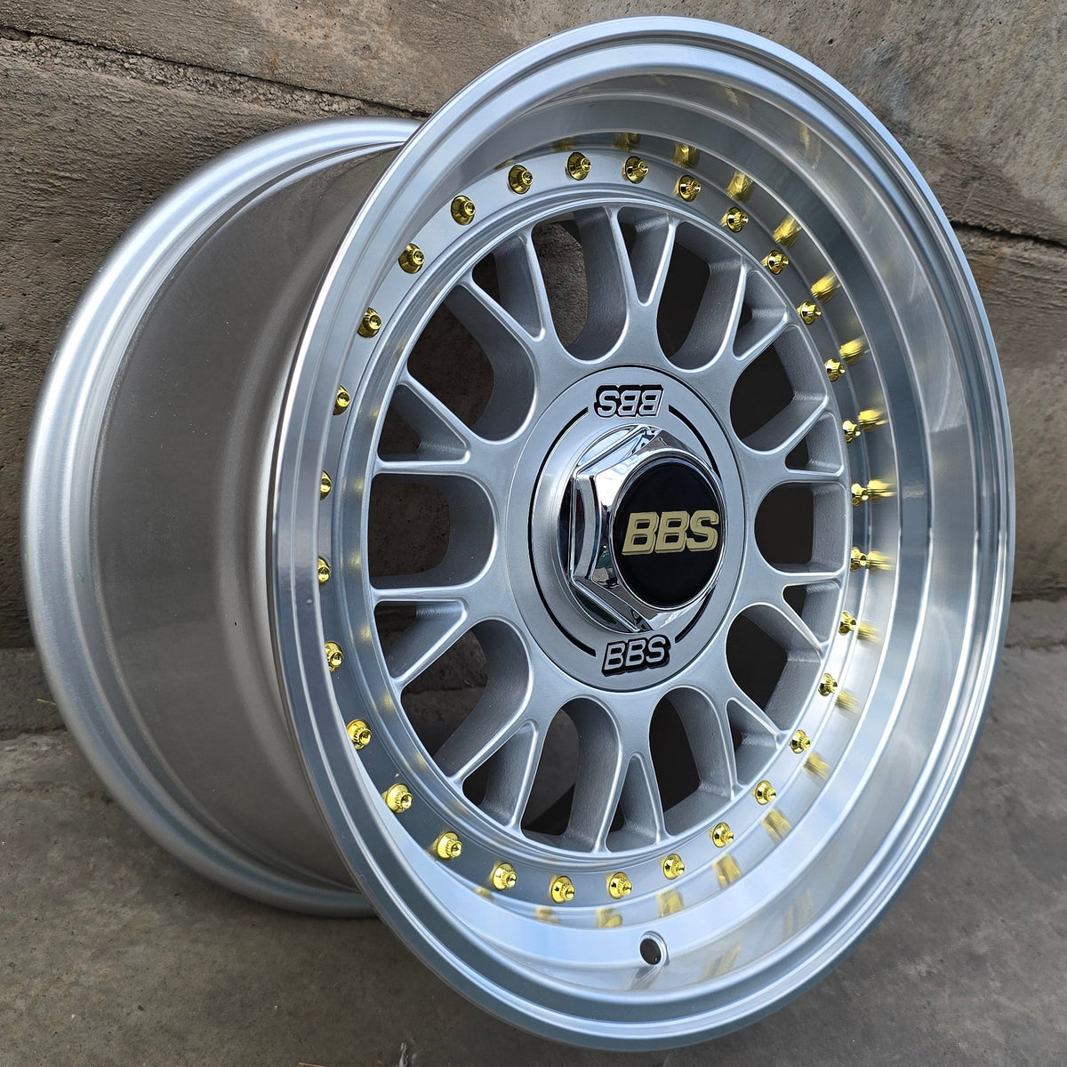 SET DE 4 LLANTAS BBS LM. Aro 15 - 4x100, 4x108. Doble Apernadura. Color Plateado Aro Cromado. (1871)