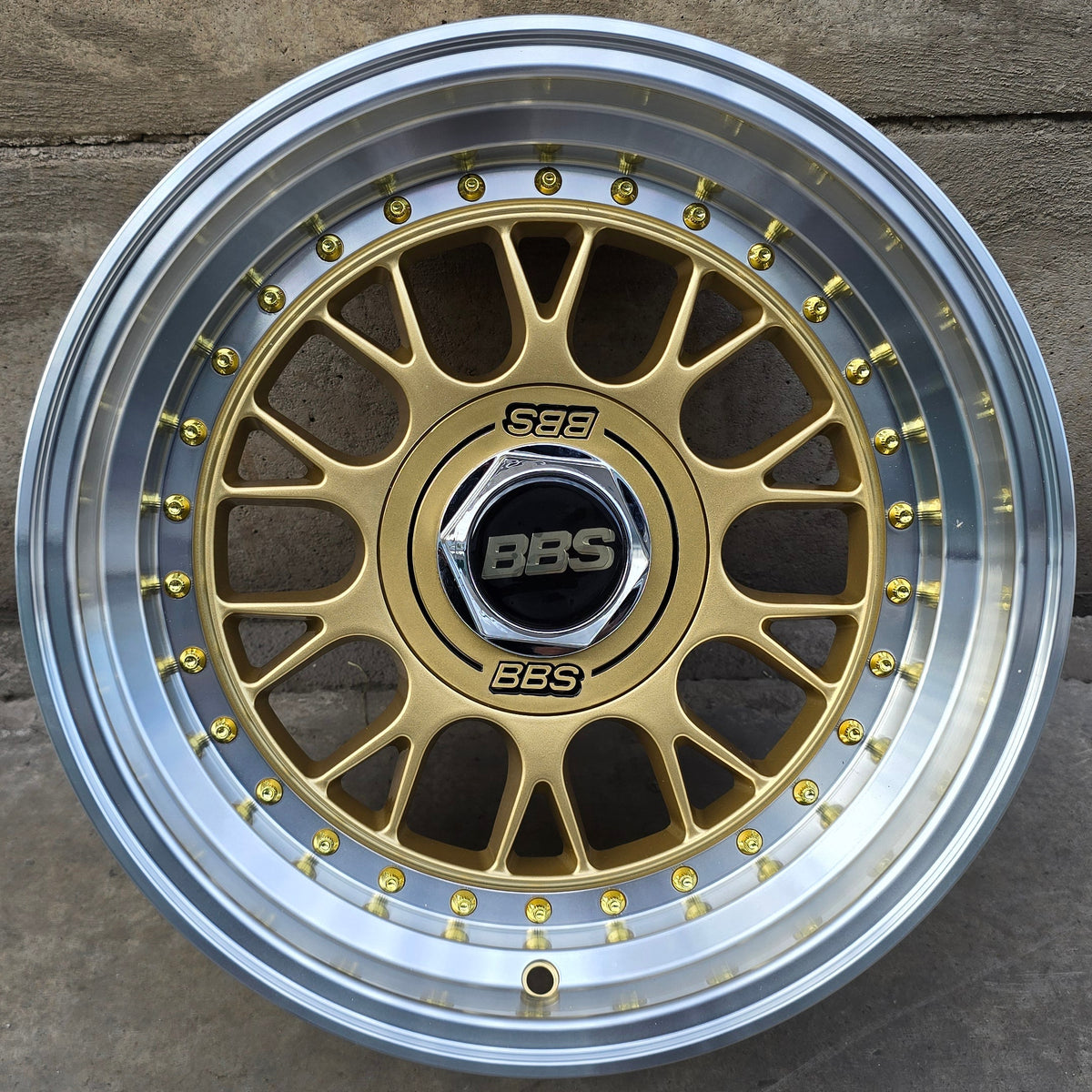 SET DE 4 LLANTAS BBS LM. Aro 15 - 4x100, 4x108. Doble Apernadura. Color Dorado Aro Cromado. (1871)