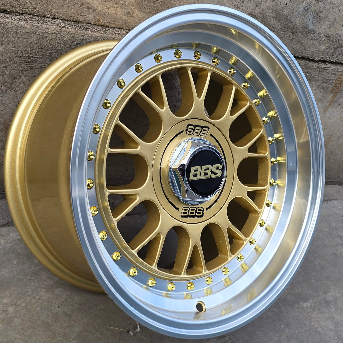 SET DE 4 LLANTAS BBS LM. Aro 15 - 4x100, 4x108. Doble Apernadura. Color Dorado Aro Cromado. (1871)