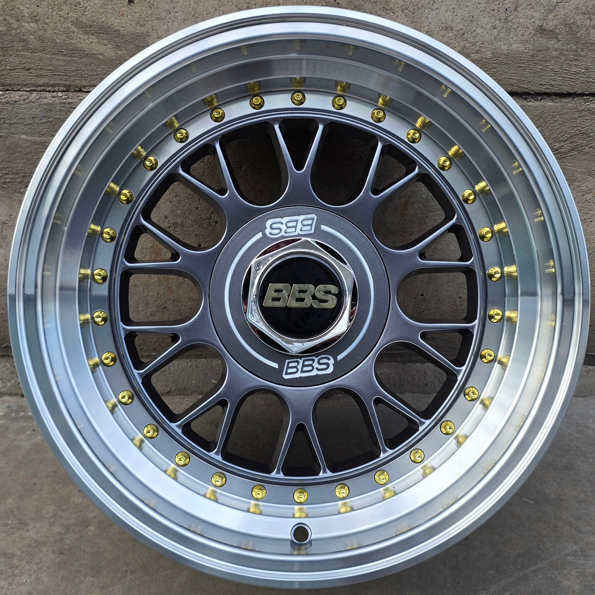 SET DE 4 LLANTAS BBS LM. Aro 15 - 4x100, 4x108. Doble Apernadura. Color Grafito Aro Cromado. (1871)
